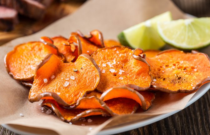 Eine gesunde Alternative zu herkömmlichen Chips: Kürbischips.<span class='image-autor'>Foto: istetiana / shutterstock.com</span>