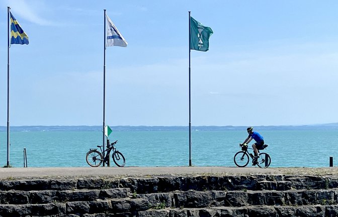 Ein Radler macht  Pause am Ufer im schweizerischen Romanshorn.<span class='image-autor'>Foto: Martin Tschepe</span>