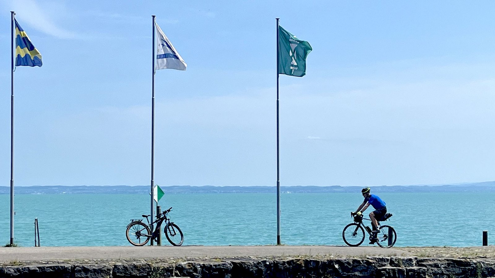 Ein Radler macht Pause am Ufer im schweizerischen Romanshorn.Foto: Martin Tschepe Ein Radler macht Pause am Ufer im schweizerischen Romanshorn.Foto: Martin Tschepe