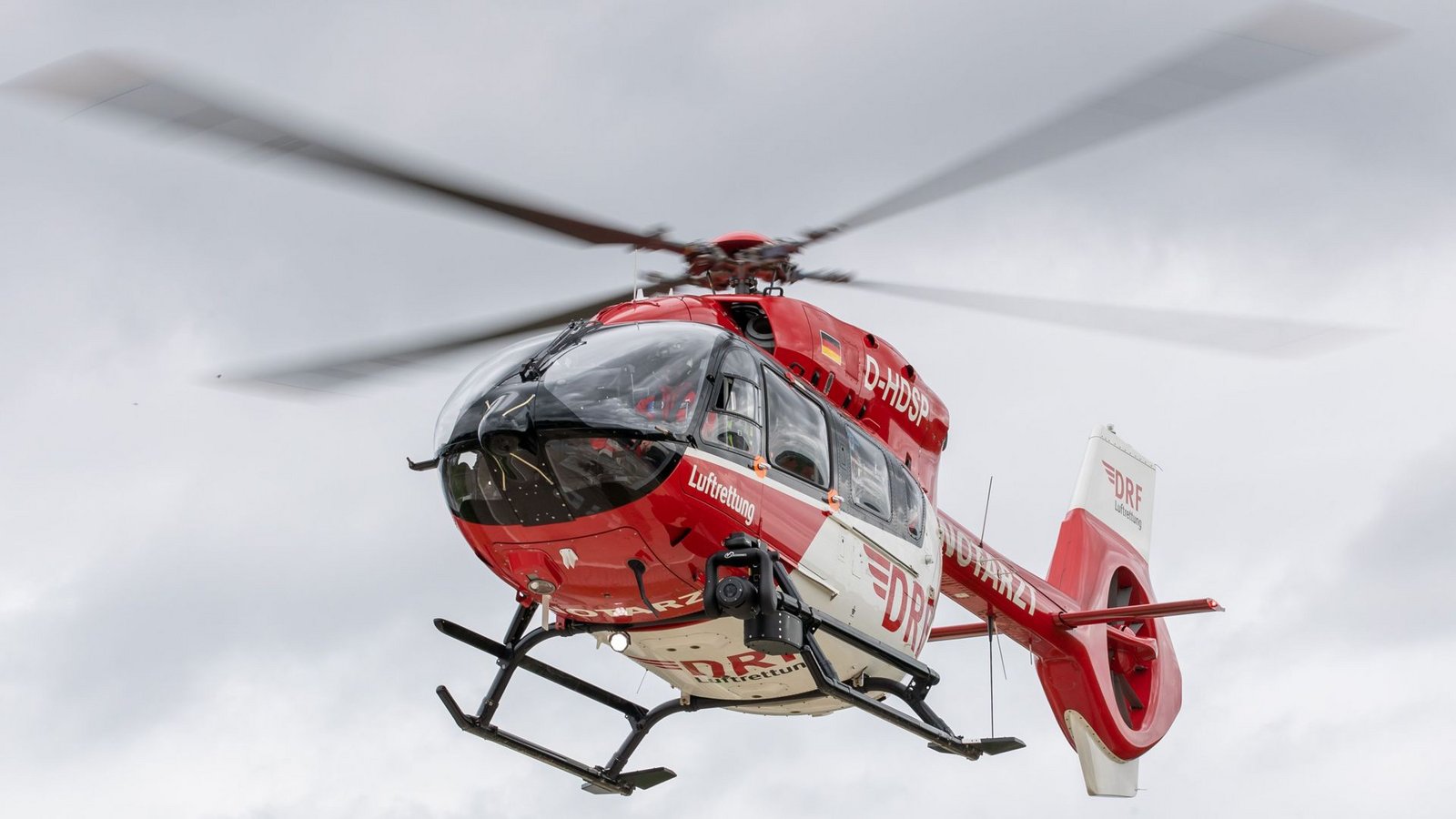 Ein Rettungshubschrauber war ebenfalls im Einsatz. (Symbolbild)Foto: Daniel Karmann/dpa
