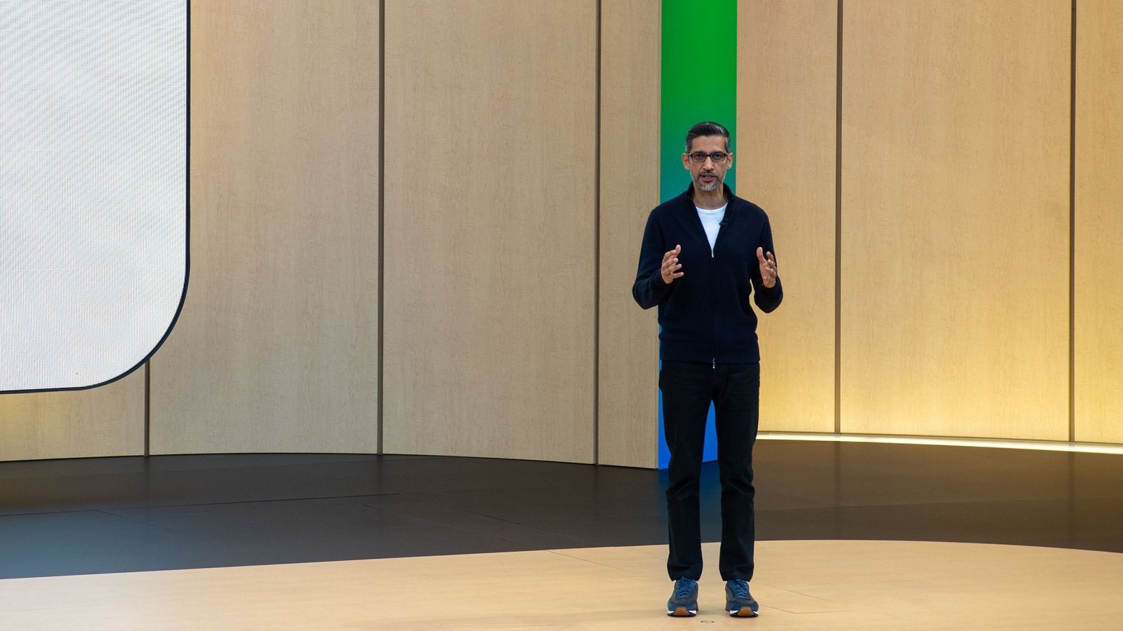 Die Nachfrage nach KI-Angeboten übersteigt laut Google-Chef Pichai die Kapazitäten.Foto: Andrej Sokolow/dpa