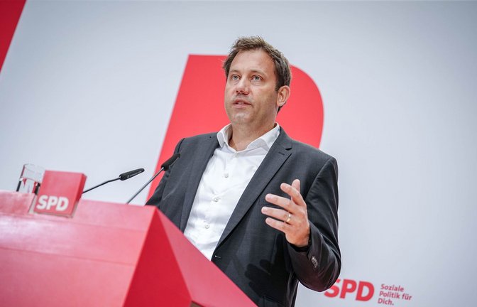 Der SPD-Bundesvorsitzende Lars Klingbeil spricht sich für schnellere Verfahren aus, damit Flüchtlinge Klarheit haben, ob sie bleiben und hier arbeiten können - oder wieder gehen müssen.<span class='image-autor'>Foto: Kay Nietfeld/dpa</span>