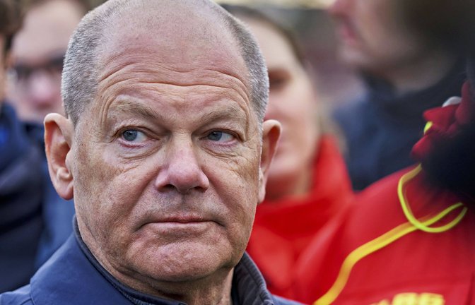 Olaf Scholz  beim Besuch des Hochwassergebiets an der Aller.<span class='image-autor'>Foto: IMAGO/Future Image/IMAGO/Ulrich Stamm</span>