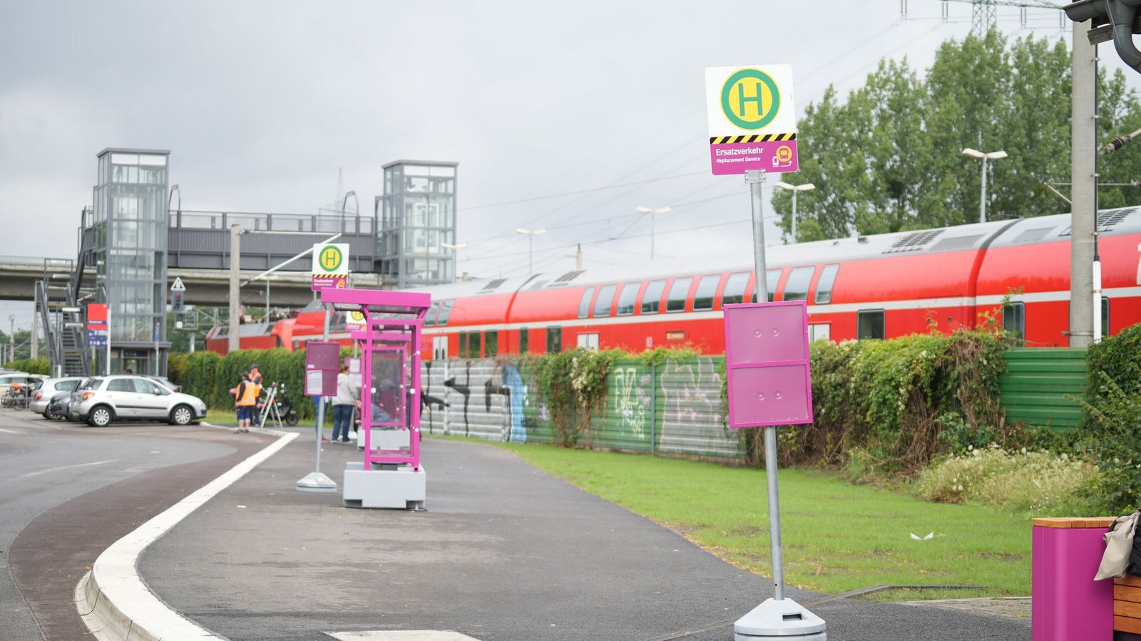 Fahrgäste im Regionalverkehr mussten während der Sanierung auf Busse umsteigen. (Archivbild.)Foto: Manuel Genolet/dpa Fahrgäste im Regionalverkehr mussten während der Sanierung auf Busse umsteigen. (Archivbild.)Foto: Manuel Genolet/dpa