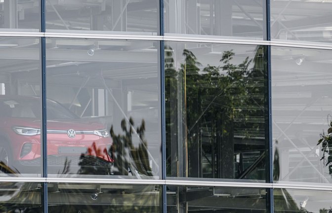 Ein Elektrofahrzeug ID.4 steht im Autoturm der Gläsernen VW Manufaktur. Auch an dem Standort Dresden wird die Produktion vorübergehend gedrosselt.<span class='image-autor'>Foto: Robert Michael/dpa/Symbolbild</span>