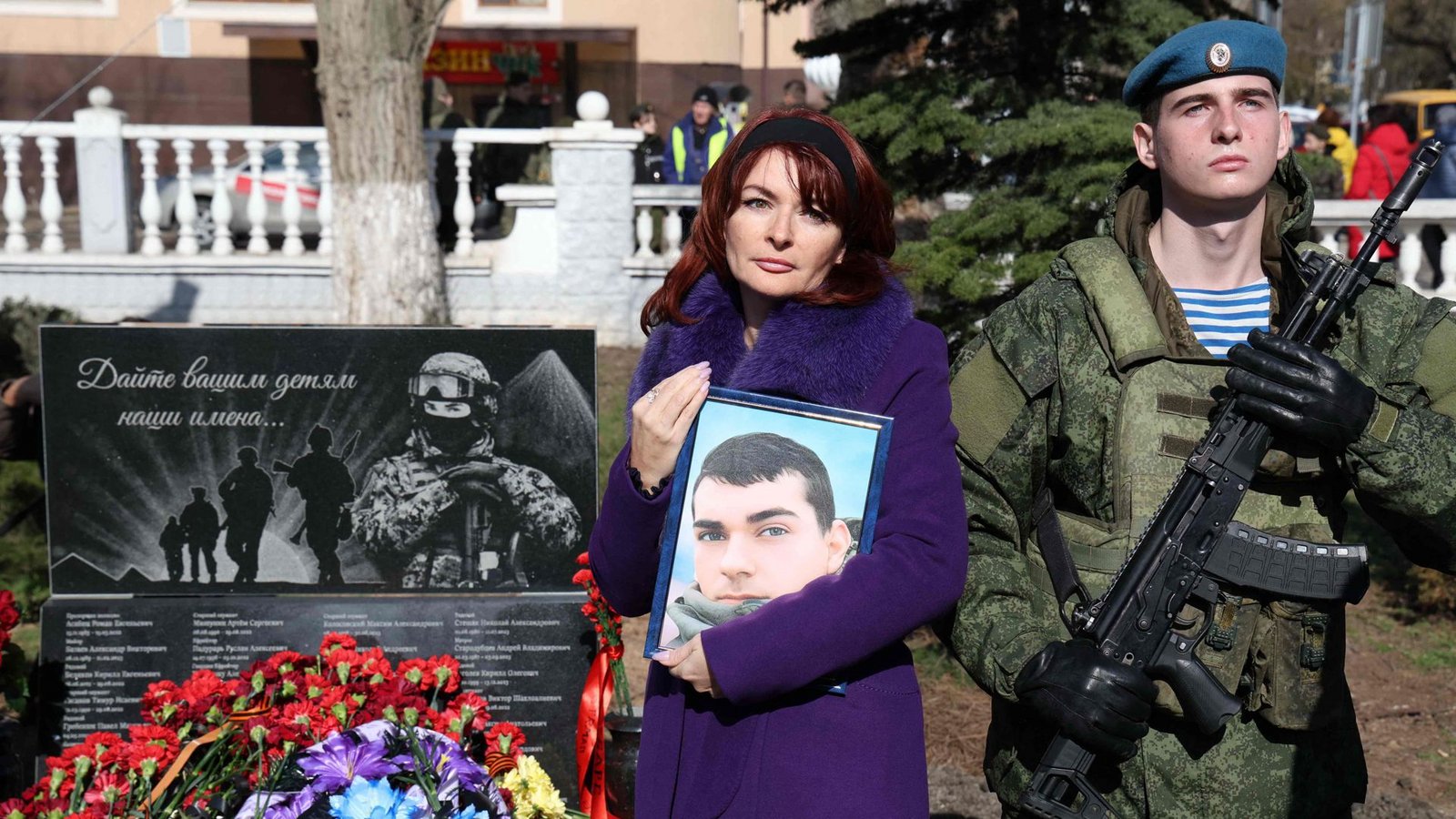 Hohe Verluste auch für Russland: Eine Angehörige bei der Einweihung des Ehrenmals für in der Ukraine gefallene Soldaten in Jewpatorija auf der Krim.Foto: AFP/Stringer