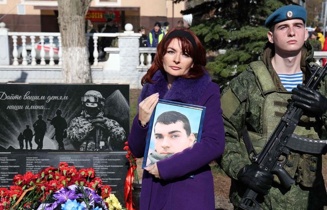 Hohe Verluste auch für Russland: Eine Angehörige bei der Einweihung des Ehrenmals für in der Ukraine gefallene Soldaten in Jewpatorija auf der Krim.<span class='image-autor'>Foto: AFP/Stringer</span>