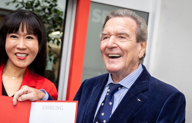 Gerhard Schröder und seine Frau So-yeon Schröder-Kim stehen präsentieren sich nach der Ehrung für den Altkanzler der Öffentlichkeit.<span class='image-autor'>Foto: dpa/Moritz Frankenberg</span>