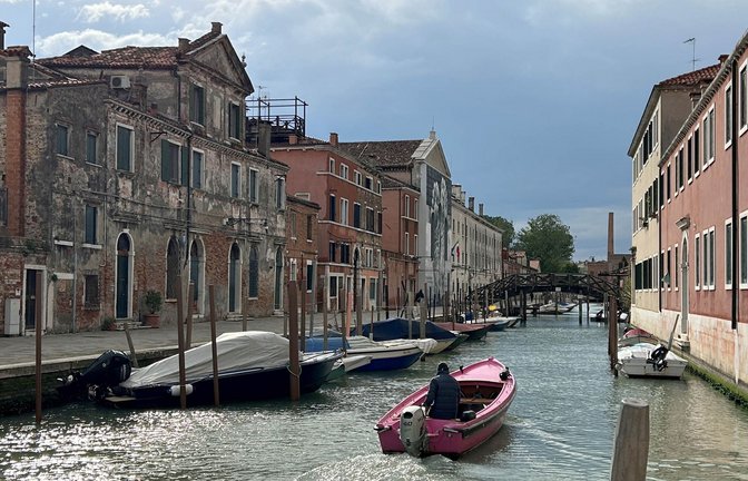 Seit diesem Donnerstag müssen Touristen erstmals Eintritt zahlen, um nach Venedig einreisen zu können (Archivfoto).<span class='image-autor'>Foto: epd/Almut Siefert</span>