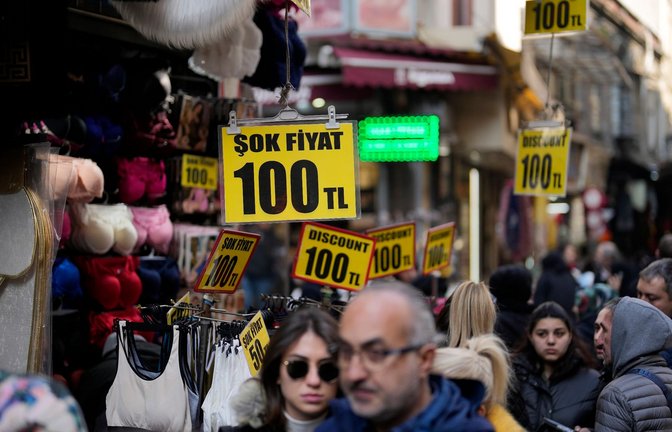 Preise werden in einem Bekleidungsgeschäft im Eminonu-Geschäftsviertel angezeigt.<span class='image-autor'>Foto: Khalil Hamra/AP/dpa</span>