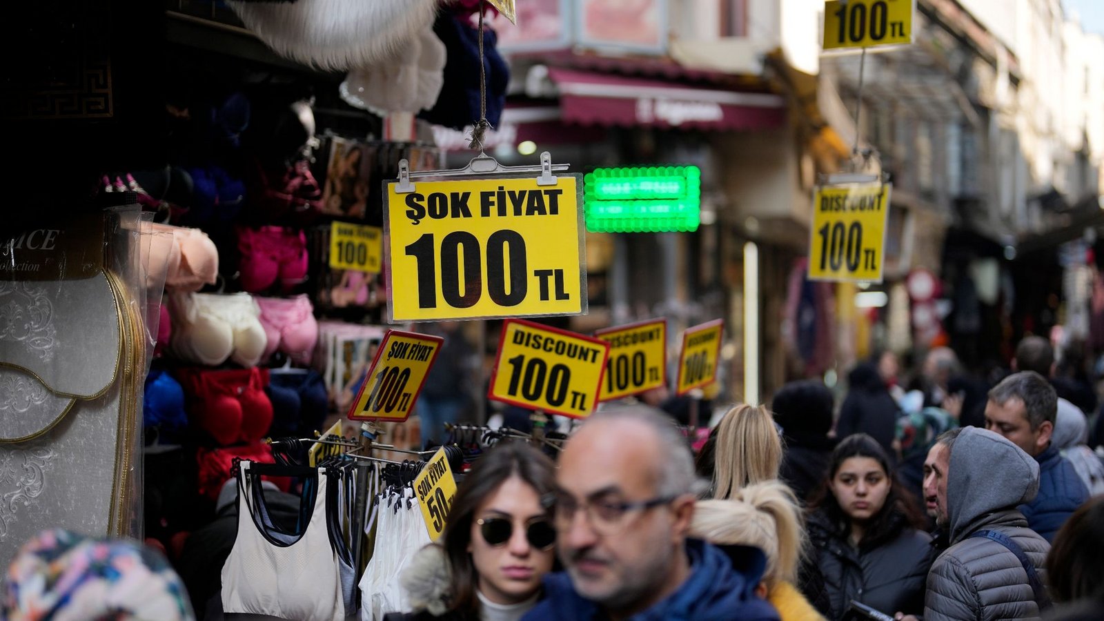 Preise werden in einem Bekleidungsgeschäft im Eminonu-Geschäftsviertel angezeigt.Foto: Khalil Hamra/AP/dpa