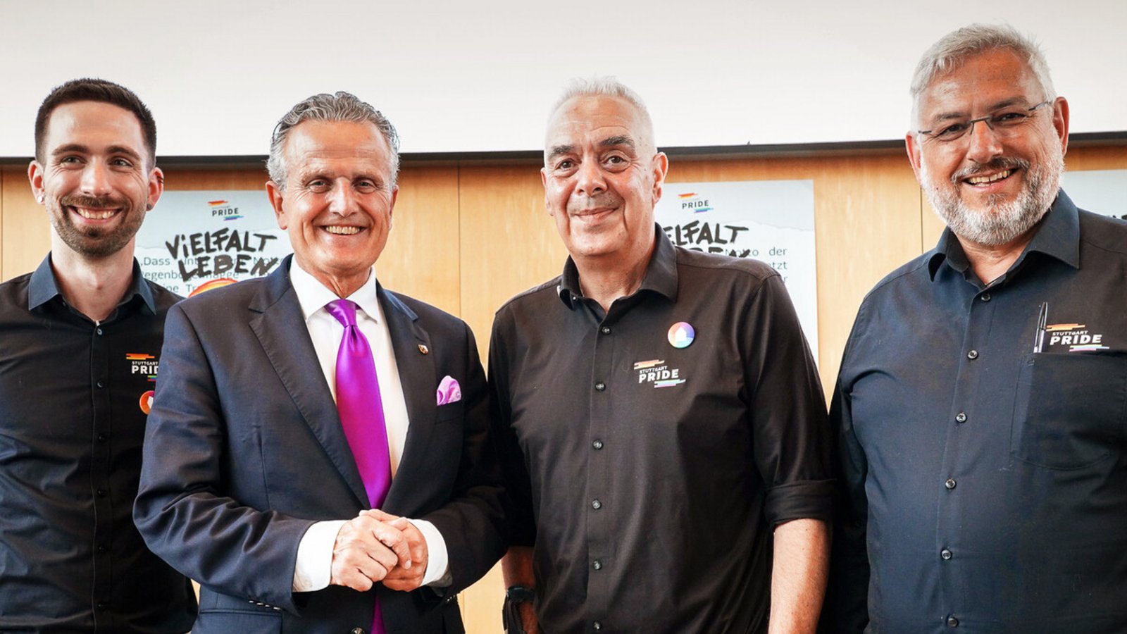 Die CSD-Vereins-Vorstandsmitglieder Alexander Prinz, Detlef Raasch und Marco Schreier (von links) mit OB Frank Nopper.Foto: / Lichtgut/Iannone Die CSD-Vereins-Vorstandsmitglieder Alexander Prinz, Detlef Raasch und Marco Schreier (von links) mit OB Frank Nopper.Foto: / Lichtgut/Iannone