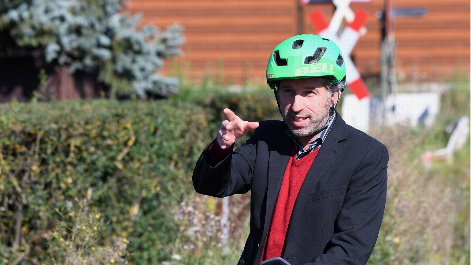 Boris Palmer vor einem Bahnübergang: Sein Appell an die Deutsche Bahn hat Wirkung gezeigt.Foto: imago/Ulmer Pressebildagentur