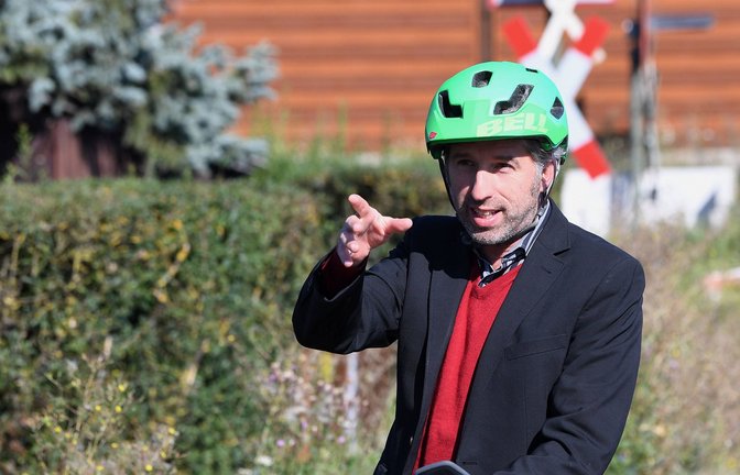 Boris Palmer vor einem Bahnübergang: Sein Appell an die Deutsche Bahn hat Wirkung gezeigt.<span class='image-autor'>Foto: imago/Ulmer Pressebildagentur</span>
