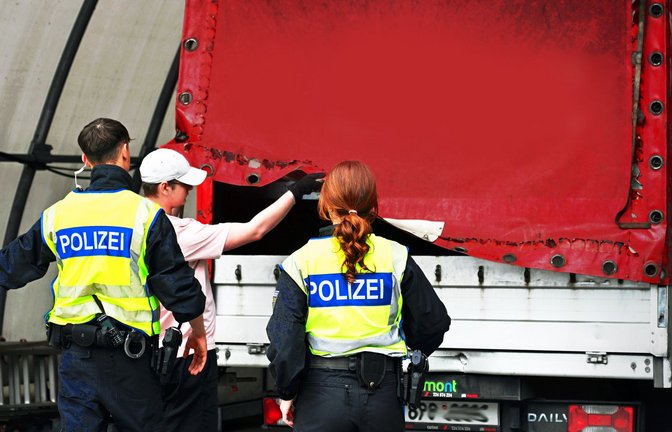 Verstärkte Kontrollen: Die Bayerische Grenzpolizei checkt einen Lastwagen, hier am Grenzübergang Kiefersfelden Inntal Ost.<span class='image-autor'>Foto: imago/Sven Simon</span>
