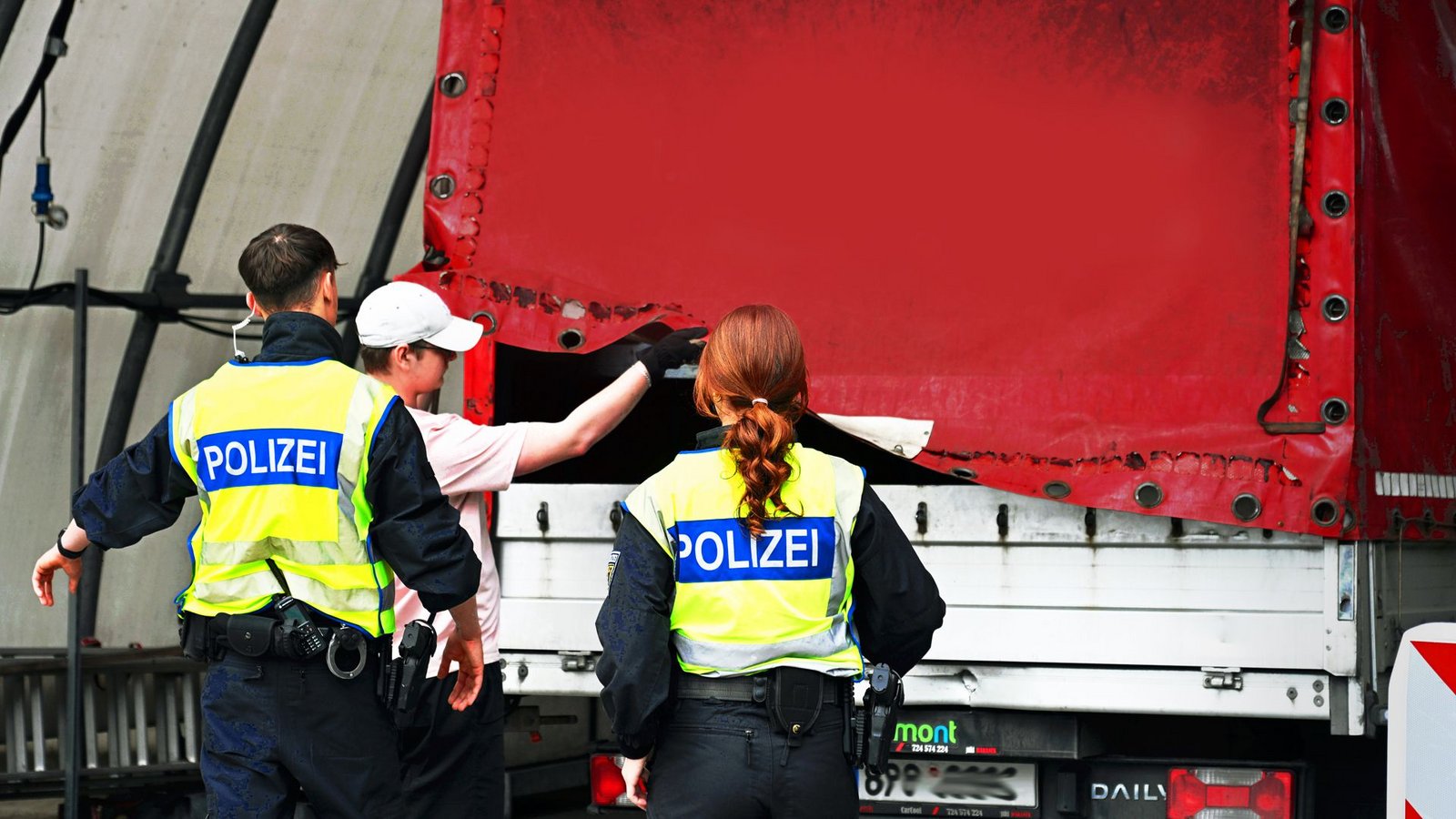 Verstärkte Kontrollen: Die Bayerische Grenzpolizei checkt einen Lastwagen, hier am Grenzübergang Kiefersfelden Inntal Ost.Foto: imago/Sven Simon Verstärkte Kontrollen: Die Bayerische Grenzpolizei checkt einen Lastwagen, hier am Grenzübergang Kiefersfelden Inntal Ost.Foto: imago/Sven Simon