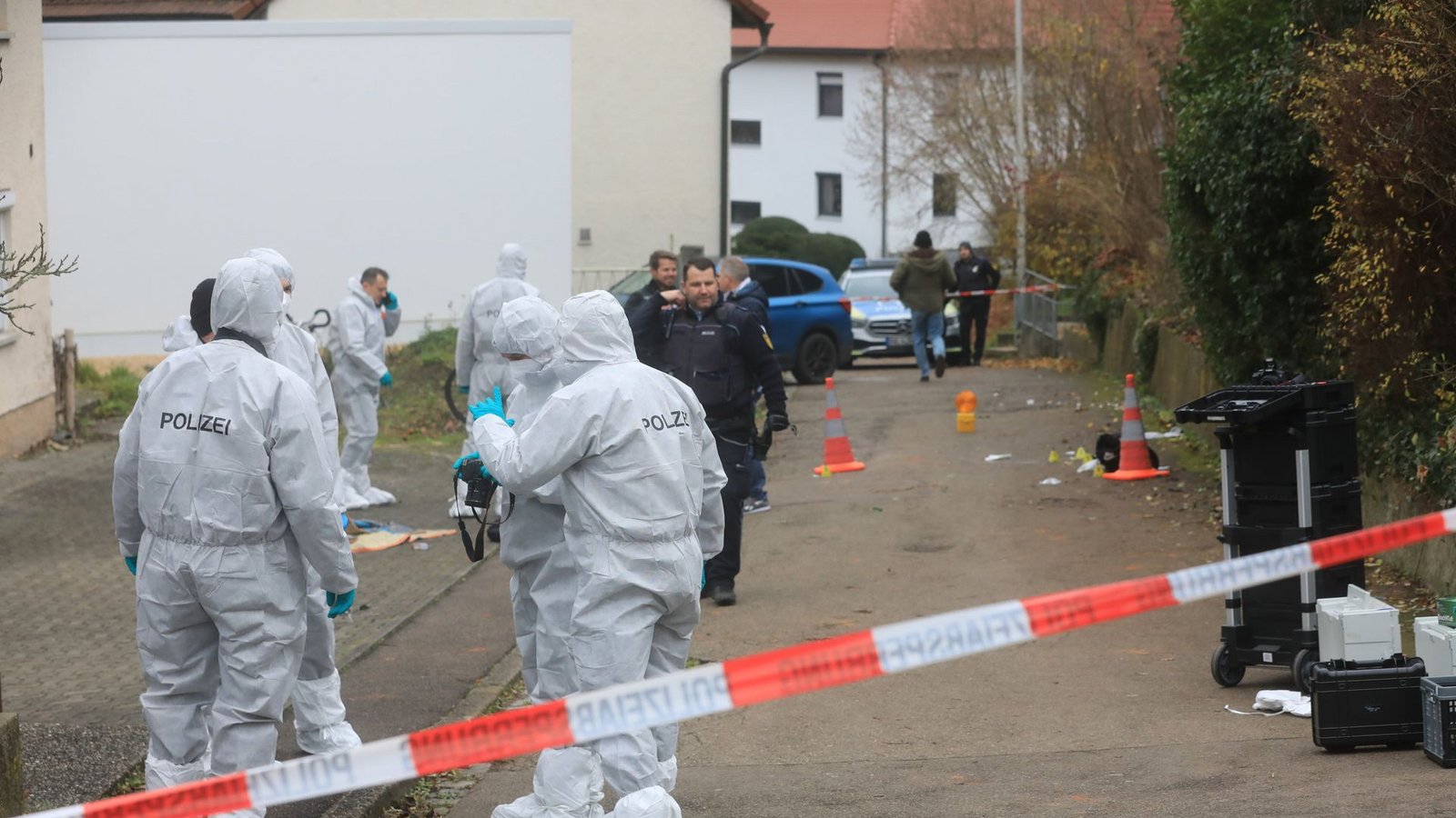 Die Polizei sperrte den Tatort mit Flatterband ab.Foto: dpa/Ralf Zwiebler
