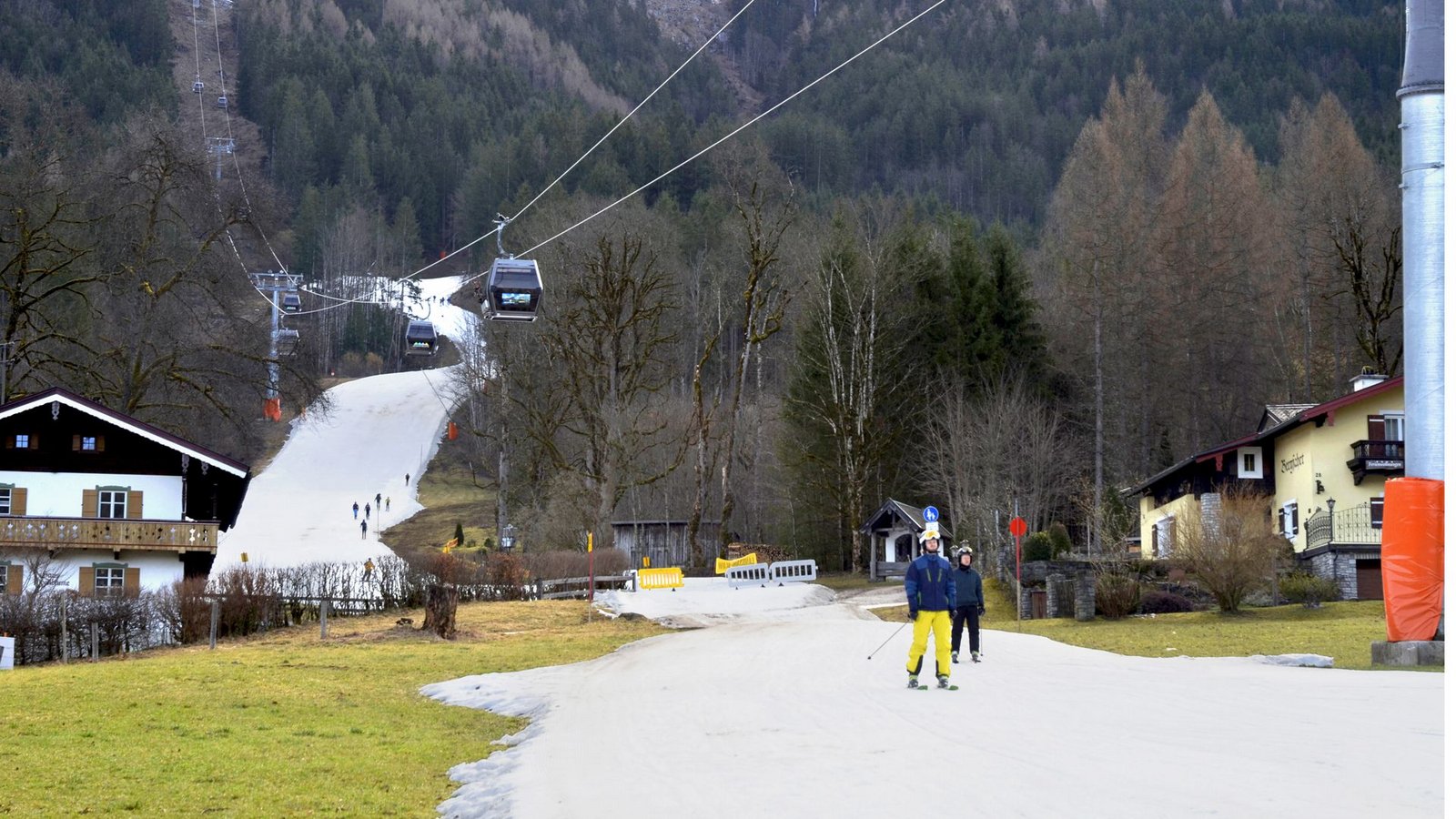 Trostlos: Ein weißes Band aus Kunstschnee zieht sich über den grünen Berghang.Foto: Christoph Stein