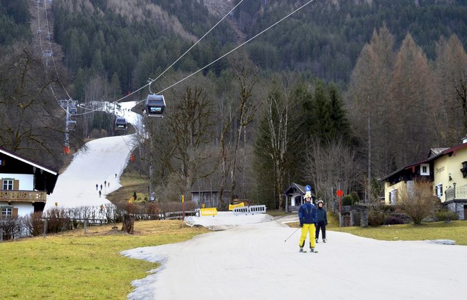 Trostlos: Ein weißes Band aus Kunstschnee zieht sich über den grünen Berghang.<span class='image-autor'>Foto: Christoph Stein</span>