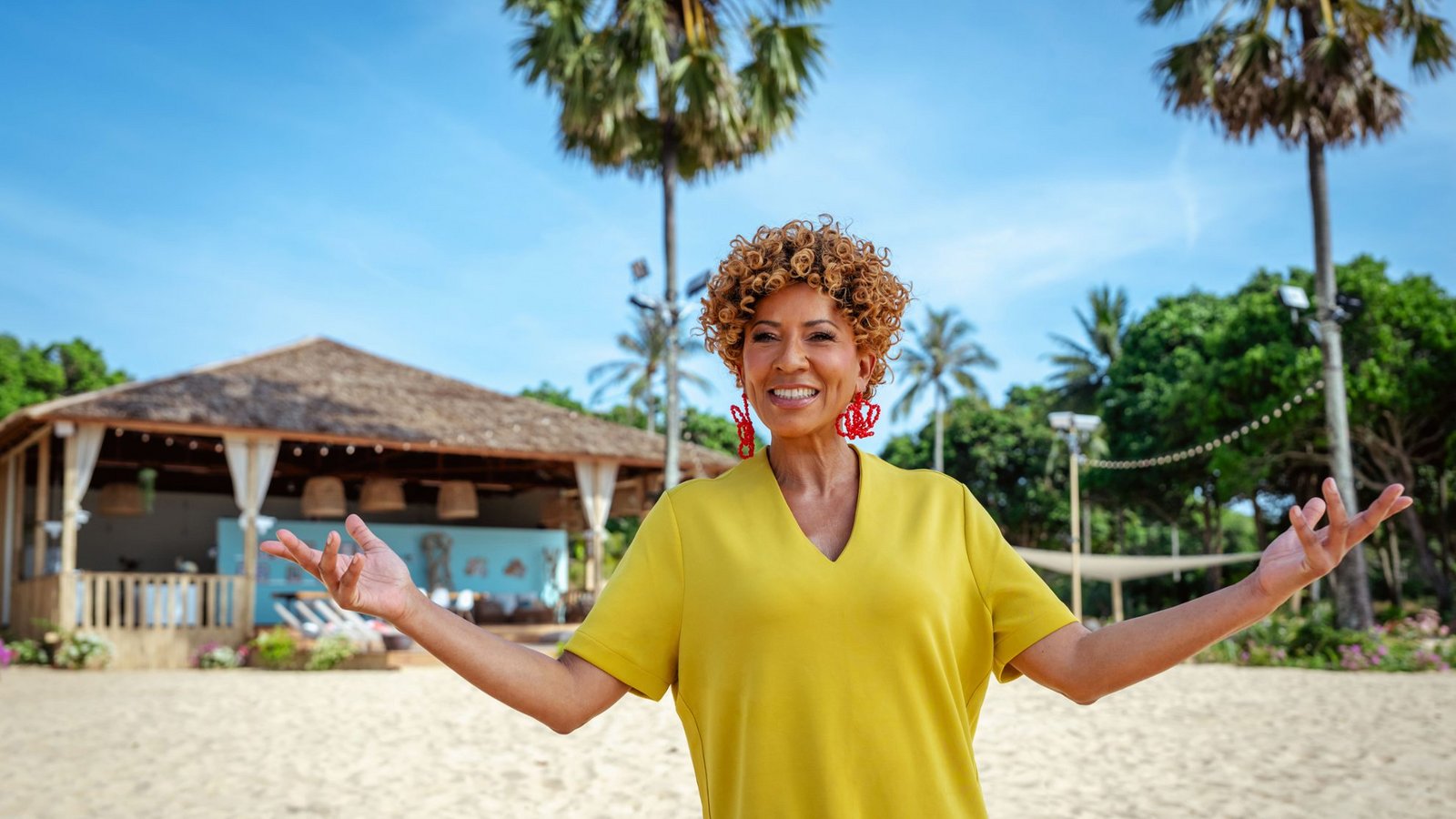 Talkshow-Legende Arabella Kiesbauer übernimmt die Rolle der Gastgeberin am Traumstrand in Thailand.Foto: RTLZwei Luis Zeno Kuhn