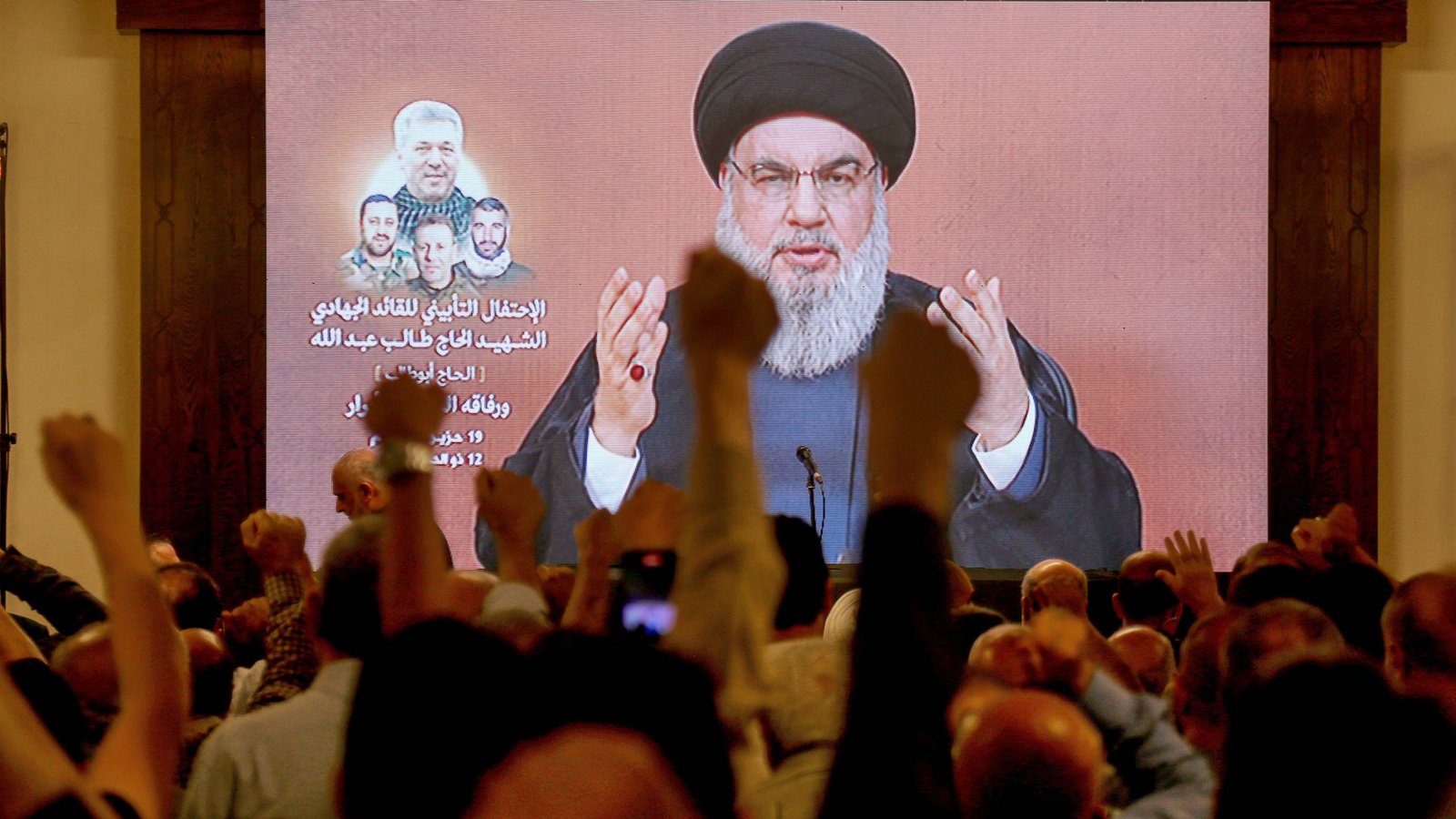 Hisbollah-Anführer Sayyed Hassan Nasrallah bei einer Videoansprache, die von Anhängern in Beirut verfolgt wirdFoto: IMAGO/ZUMA Press Wire/IMAGO/Marwan Naamani