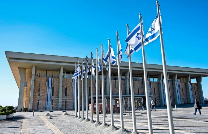 Israelische Fahnen wehen vor der Knesset, dem Einkammerparlament des Staates Israel. Im Westjordanland gilt nun die Todesstrafe für Palästinenser, die Israelis getötet haben (Archvifoto).<span class='image-autor'>Foto: Christophe Gateau/dpa/Christophe Gateau</span>