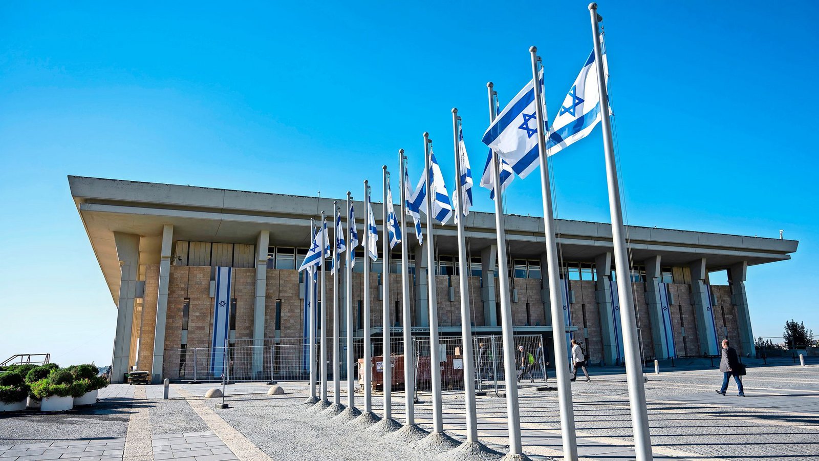 Israelische Fahnen wehen vor der Knesset, dem Einkammerparlament des Staates Israel. Im Westjordanland gilt nun die Todesstrafe für Palästinenser, die Israelis getötet haben (Archvifoto).Foto: Christophe Gateau/dpa/Christophe Gateau Israelische Fahnen wehen vor der Knesset, dem Einkammerparlament des Staates Israel. Im Westjordanland gilt nun die Todesstrafe für Palästinenser, die Israelis getötet haben (Archvifoto).Foto: Christophe Gateau/dpa/Christophe Gateau