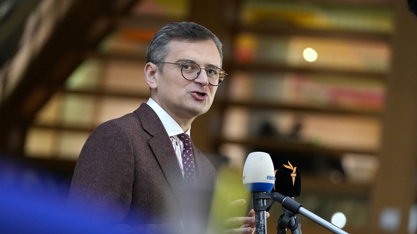 Der ukrainische Außenminister Dmytro Kuleba fordert die EU bei einem Treffen in Brüssel auf, sich für den Start der Beitrittsverhandlungen mit seinem Land zu entscheiden.Foto: dpa/Virginia Mayo