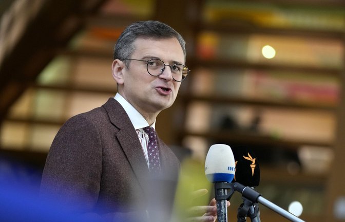 Der ukrainische Außenminister Dmytro Kuleba fordert die EU bei einem Treffen in Brüssel auf, sich für den Start der Beitrittsverhandlungen mit seinem Land zu entscheiden.<span class='image-autor'>Foto: dpa/Virginia Mayo</span>