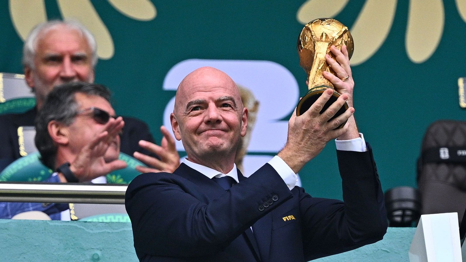 Fifa-Präsident Gianni Infantino präsentiert den WM-Pokal beim Eröffnungsspiel zwischen Mexiko und Südafrika im Aztekenstadion in Mexiko-Stadt.Foto: Tom Weller/dpa Fifa-Präsident Gianni Infantino präsentiert den WM-Pokal beim Eröffnungsspiel zwischen Mexiko und Südafrika im Aztekenstadion in Mexiko-Stadt.Foto: Tom Weller/dpa