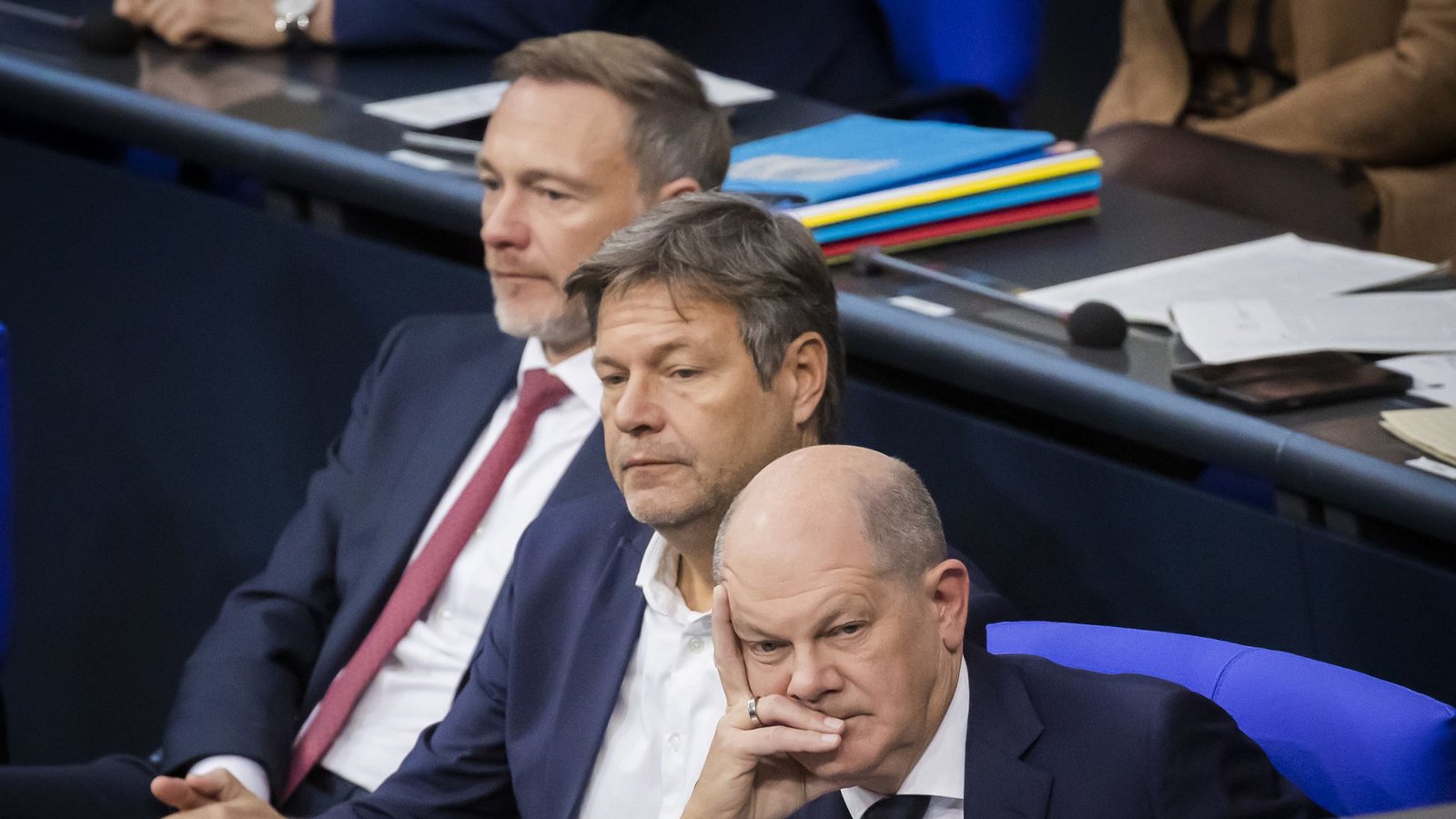 Lindner, Habeck und Scholz: Nach dem Verfassungsgerichtsurteil steht die Ampel unter Druck.Foto: dpa/Christoph Soeder
