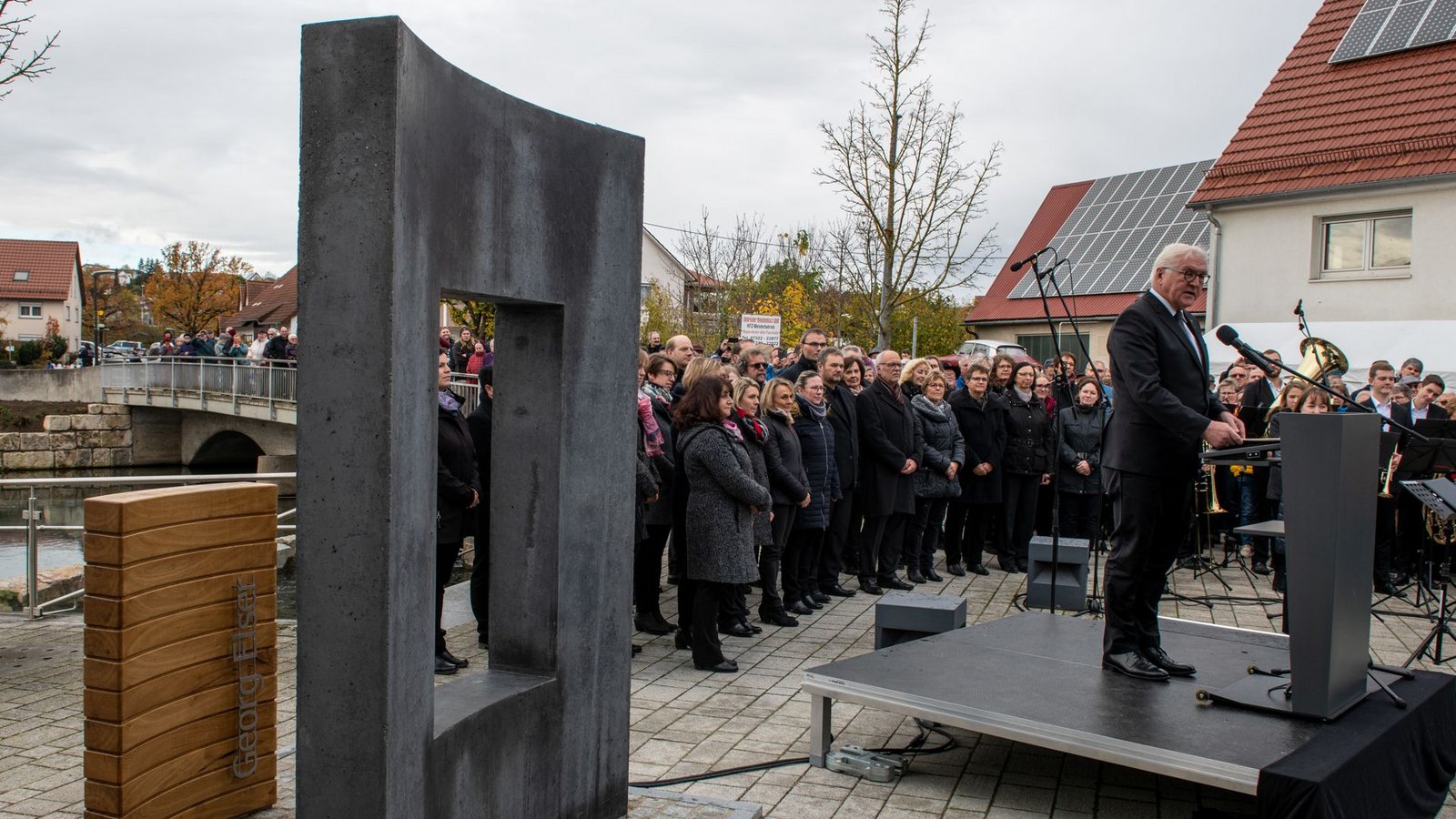 Hermaringen, 2019: Bundespräsident Frank-Walter Steinmeier spricht zur Eröffnung eines Denkmals für Georg Elser, der 1939 mit einem Bombenattentat gegen Hitler scheiterte.Foto: dpa/Stefan Puchner Hermaringen, 2019: Bundespräsident Frank-Walter Steinmeier spricht zur Eröffnung eines Denkmals für Georg Elser, der 1939 mit einem Bombenattentat gegen Hitler scheiterte.Foto: dpa/Stefan Puchner
