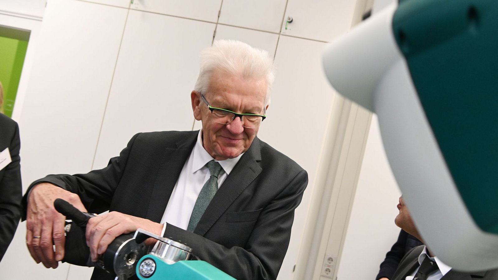 Ministerpräsident Winfried Kretschmann beim Besuch des Instituts für Anthropomatik und Robotik am KIT.Foto: picture alliance/dpa/Uli Deck