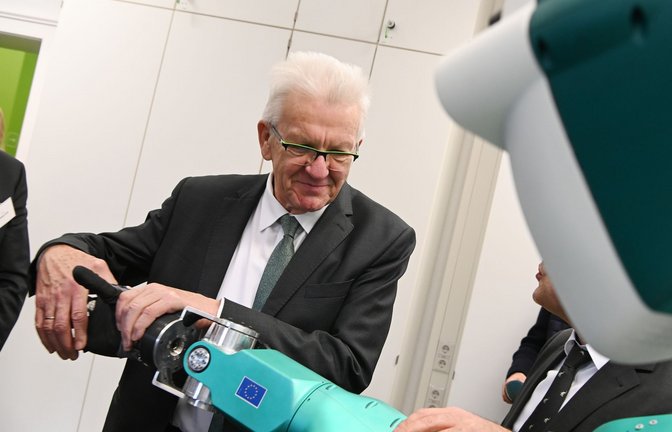 Ministerpräsident Winfried Kretschmann beim Besuch des Instituts für Anthropomatik und Robotik am KIT.<span class='image-autor'>Foto: picture alliance/dpa/Uli Deck</span>