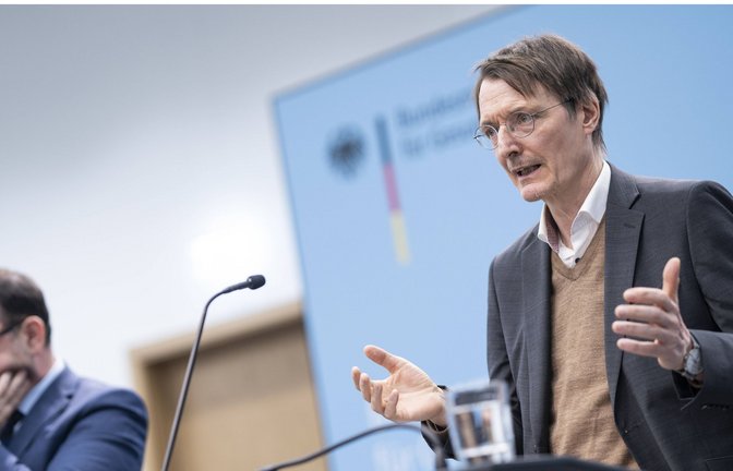 Zum 1. Juli 2023 wird der Beitragssatz zur Pflegeversicherung erhöht.<span class='image-autor'>Foto: IMAGO/Chris Emil Janßen/IMAGO/Chris Emil Janssen</span>