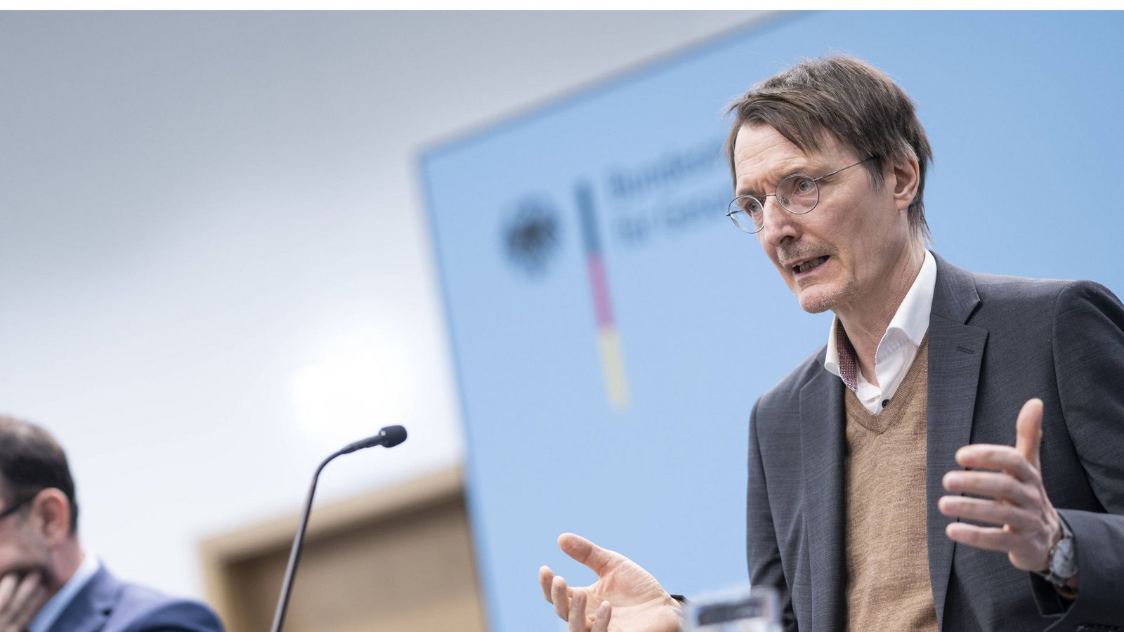 Zum 1. Juli 2023 wird der Beitragssatz zur Pflegeversicherung erhöht.Foto: IMAGO/Chris Emil Janßen/IMAGO/Chris Emil Janssen