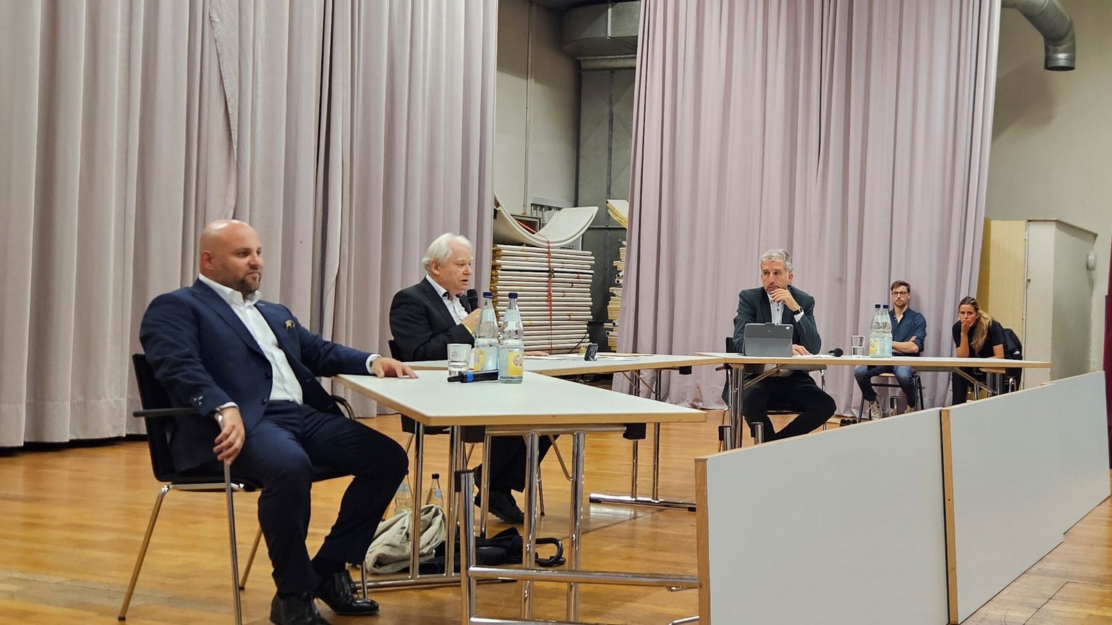 Bereit für den Schlagabtausch: Boris Palmer (3. v. l.) und Markus Frohnmaier (l.) vor Beginn der Diskussion.Foto: Andreas Rosar Fotoagentur Stuttgart