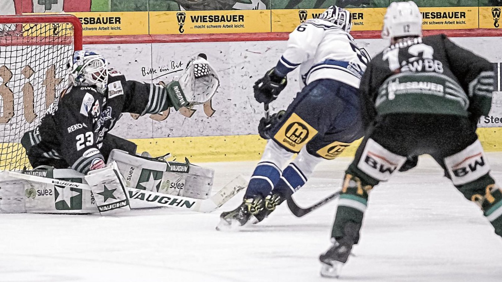 Glück für Sinisa Martinovic (links): Riessersees Andreas Eder (Mitte) trifft bei einem Konter den Pfosten. Der Steelers-Goalie musste in der Ege-Trans-Arena aber fünf Mal hinter sich greifen. Foto: Simecek Glück für Sinisa Martinovic (links): Riessersees Andreas Eder (Mitte) trifft bei einem Konter den Pfosten. Der Steelers-Goalie musste in der Ege-Trans-Arena aber fünf Mal hinter sich greifen. Foto: Simecek