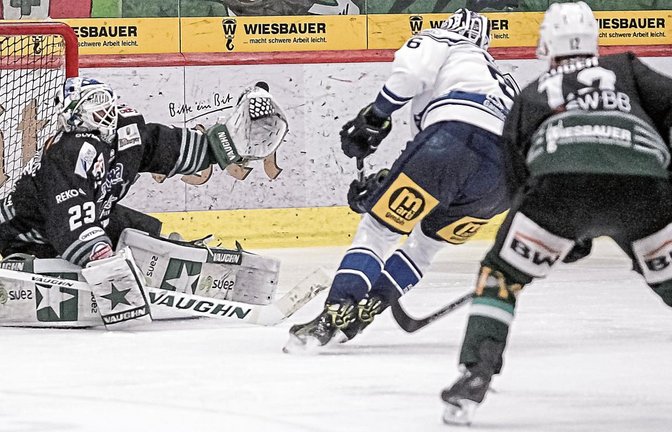 Glück für Sinisa Martinovic (links): Riessersees Andreas Eder (Mitte) trifft bei einem Konter den Pfosten. Der Steelers-Goalie musste in der Ege-Trans-Arena aber fünf Mal hinter sich greifen. Foto: Simecek