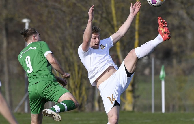 Ordentlich strecken muss sich Eric Schmidtke (rechts) mit dem VfR Sersheim gegen den kampfstarken TSV Kleinglattbach und Lukas Strauß. <span class='image-autor'>Foto: Leitner</span>