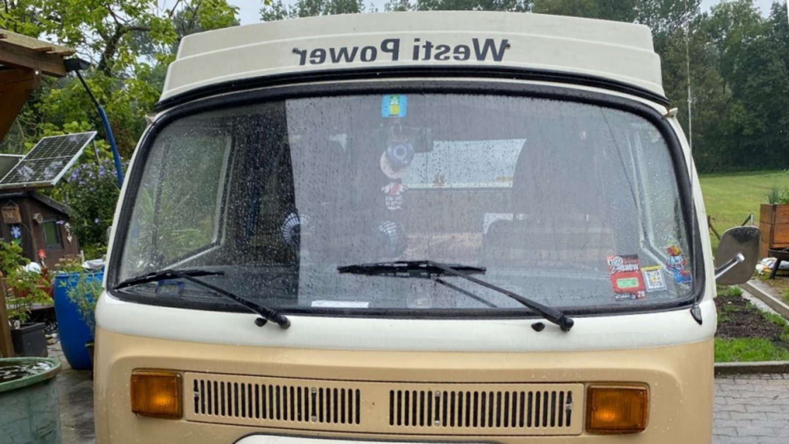 Sein zweites Liebhaberstück: ein VW T2 Bus. Sein zweites Liebhaberstück: ein VW T2 Bus.