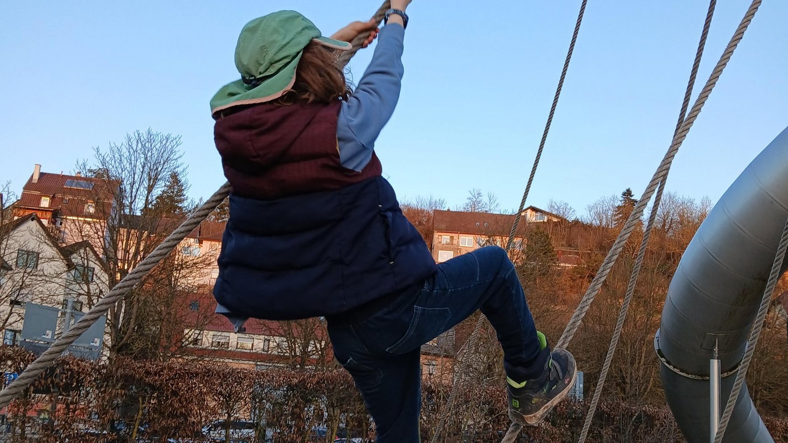 Toben ist toll: In der Landesbauordnung gibt es eine neue Richtlinie zu Spielplätzen. Foto: p Toben ist toll: In der Landesbauordnung gibt es eine neue Richtlinie zu Spielplätzen. Foto: p