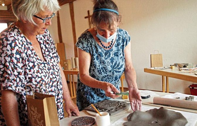 Kursleiterin Andrea Holler-Liebhaber (rechts) ist erfreut über den Gestaltungsreichtum ihrer „Schülerinnen“. Auch Monika Mauch-Bäuerle hat sich eine extravagante Form für eine Schale einfallen lassen.  Foto: Filitz