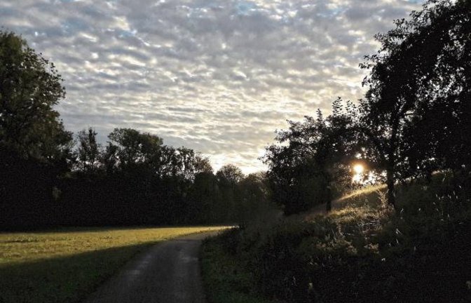 Die Herbstsonne schiebt sich in Aurich ins Kreuzbachtal.  Foto: Rücker