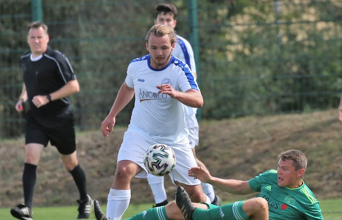 Ilja Bochonow (in Weiß) hat für den SV Illingen den Ball fest im Blick, während sein Iptinger Gegenspieler im Fallen noch alles versucht. <span class='image-autor'>Foto: Küppers</span>