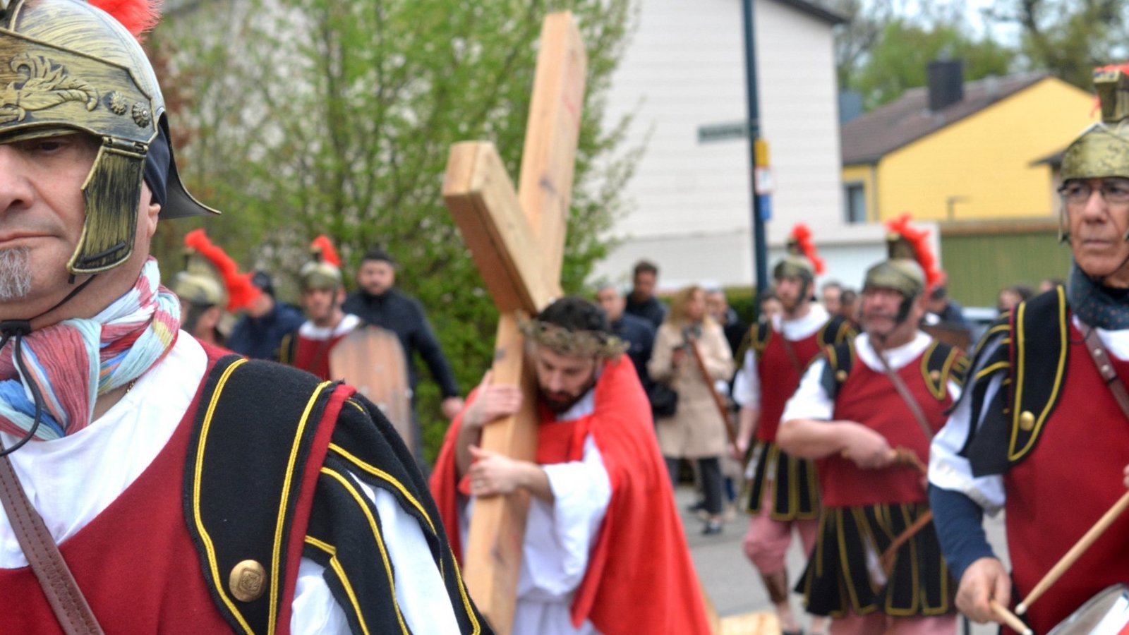 Karfreitagsprozession Karfreitag Ostern Kreuzigung Jesus Römer Kreuz italienische katholische Gemeinden Mühlacker Vaihingen Friolzheim Maulbronn 
