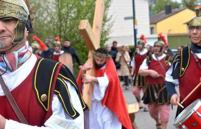 Karfreitagsprozession Karfreitag Ostern Kreuzigung Jesus Römer Kreuz italienische katholische Gemeinden Mühlacker Vaihingen Friolzheim Maulbronn 