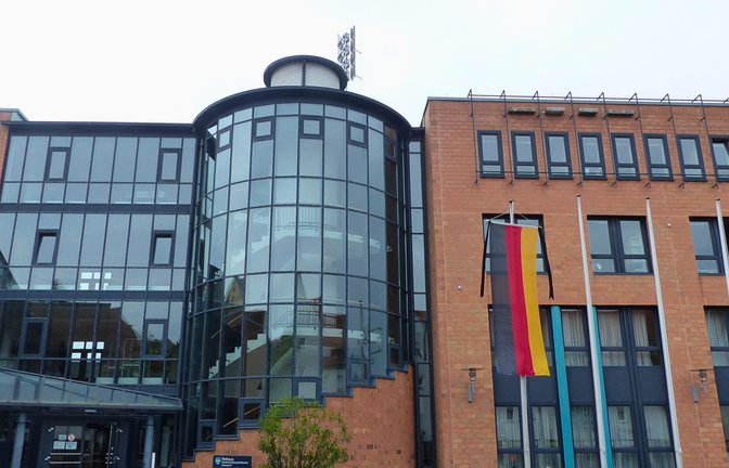 Vor dem Rathaus in Mühlacker wurde gestern die Deutschlandfahne mit schwarzem Trauerflor gehisst. Die Stadt gedenkt damit in tiefer Betroffenheit sowohl des bei einer grausamen Messerattacke in Mannheim am vergangenen Freitag tödlich verwundeten Polizisten, der nun seinen Verletzungen erlegen ist, als auch des Feuerwehrmanns, welcher am Sonntag bei einer Rettungsaktion im Zuge des Hochwassers in Oberbayern tödlich verunglückte. Den Hinterbliebenen der beiden Männer wünscht die Stadt in einer Pressemitteilung viel Kraft in dieser schweren Zeit und hofft inständig auf eine schnelle und gute Genesung der weiteren Verletzten.  <span class='image-autor'>Foto: p</span>