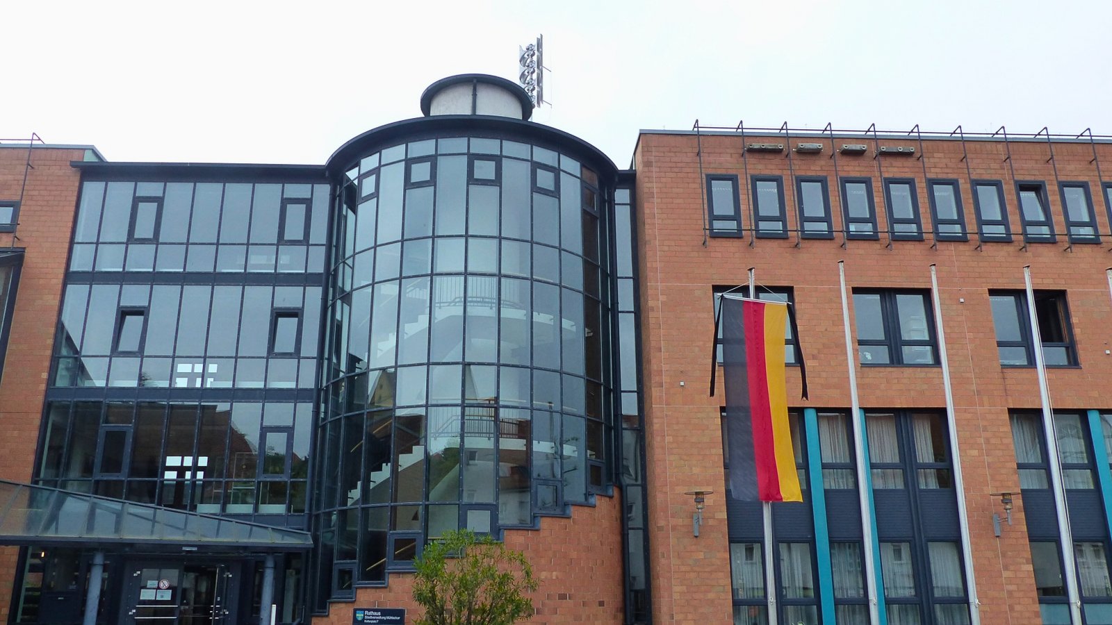 Vor dem Rathaus in Mühlacker wurde gestern die Deutschlandfahne mit schwarzem Trauerflor gehisst. Die Stadt gedenkt damit in tiefer Betroffenheit sowohl des bei einer grausamen Messerattacke in Mannheim am vergangenen Freitag tödlich verwundeten Polizisten, der nun seinen Verletzungen erlegen ist, als auch des Feuerwehrmanns, welcher am Sonntag bei einer Rettungsaktion im Zuge des Hochwassers in Oberbayern tödlich verunglückte. Den Hinterbliebenen der beiden Männer wünscht die Stadt in einer Pressemitteilung viel Kraft in dieser schweren Zeit und hofft inständig auf eine schnelle und gute Genesung der weiteren Verletzten.  Foto: p