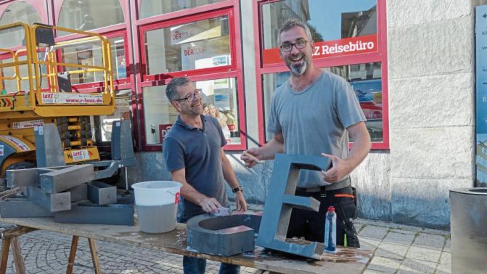 Keine Zeitungsente: Bei der VKZ wurden Buchstaben geputzt. Der Schriftzug am Verlagsgebäude wird auf LED-Beleuchtung umgerüstet. Foto: Rücker Keine Zeitungsente: Bei der VKZ wurden Buchstaben geputzt. Der Schriftzug am Verlagsgebäude wird auf LED-Beleuchtung umgerüstet. Foto: Rücker